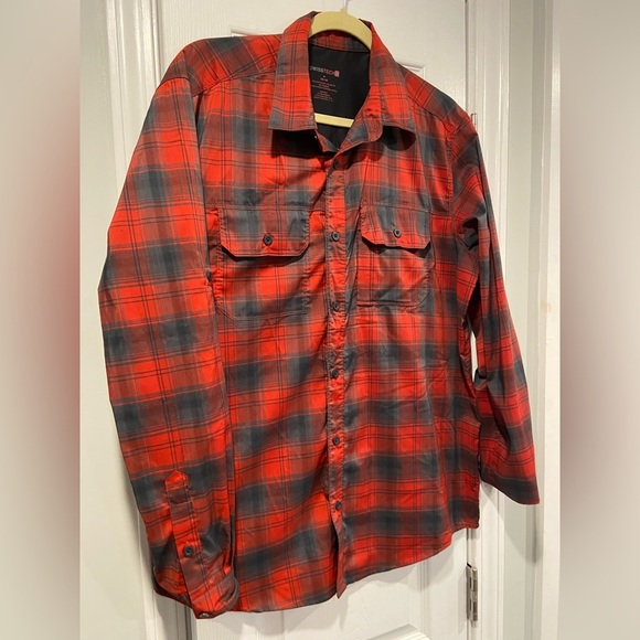 Swiss Tech Mens Size M Roll Tab Sleeve Red Gray Plaid Stretch Button Down Shirt - Picture 5 of 12
